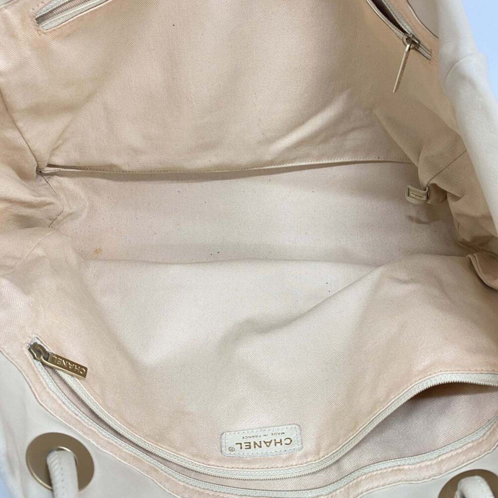 CHANEL Cream Lambskin Leather Tote Bag - Picture 4 of 13